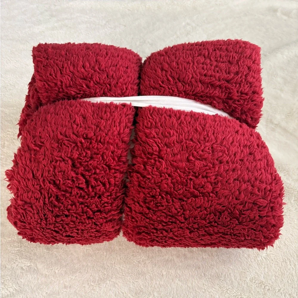 Pottery Barn Cozy Pom Pom Sherpa Throw, NWT Color Cardinal